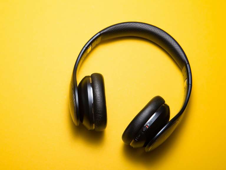 Noise-canceling headphones